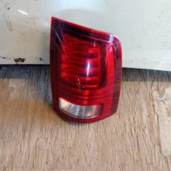 2014 - 2018 Dodge Ram 1500 Right Headlight