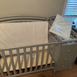 4 In 1 Baby Crib & Changing Table 