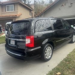 2015 Krysler Twon & Country Minivan 4D