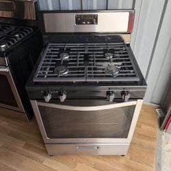 Whirlpool 4-burner gas stove in perfect working condition. Delivery and installation available with a 3-month warranty.