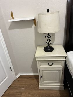 NIGHTSTAND AND LAMP SET 