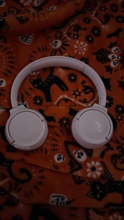 JBL Wireless On-Ear Headphones White