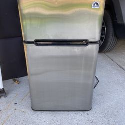 Dorm Size Refrigerator With Freezer