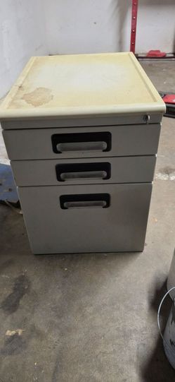 Filling cabinet with key