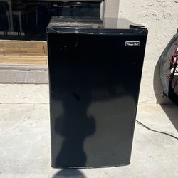Magic Chef 3.5 cu ft Fridge (Retail @ Walmart $275) selling for $100