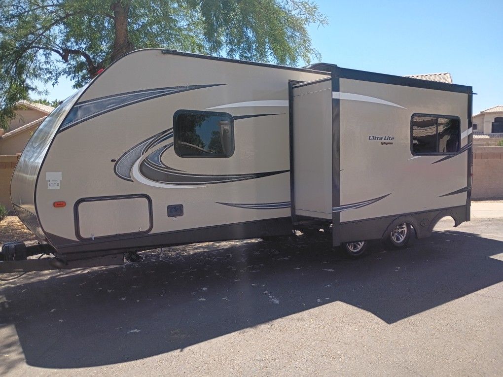 2018 Bullet Ultra Lite By Keystone 26ft Large Slide Out ,1 Owner