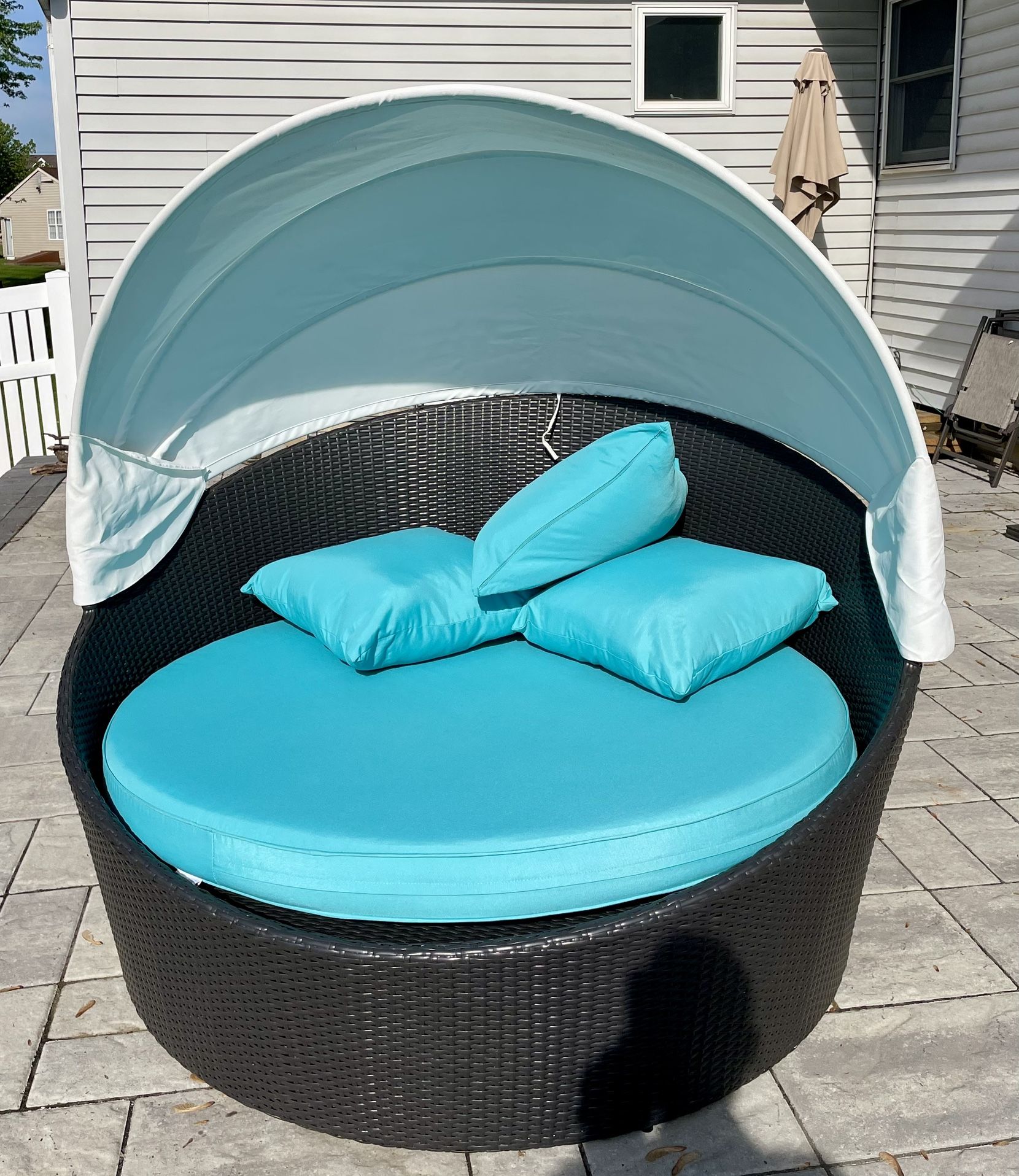 Like New Canopy Outdoor Patio Daybed