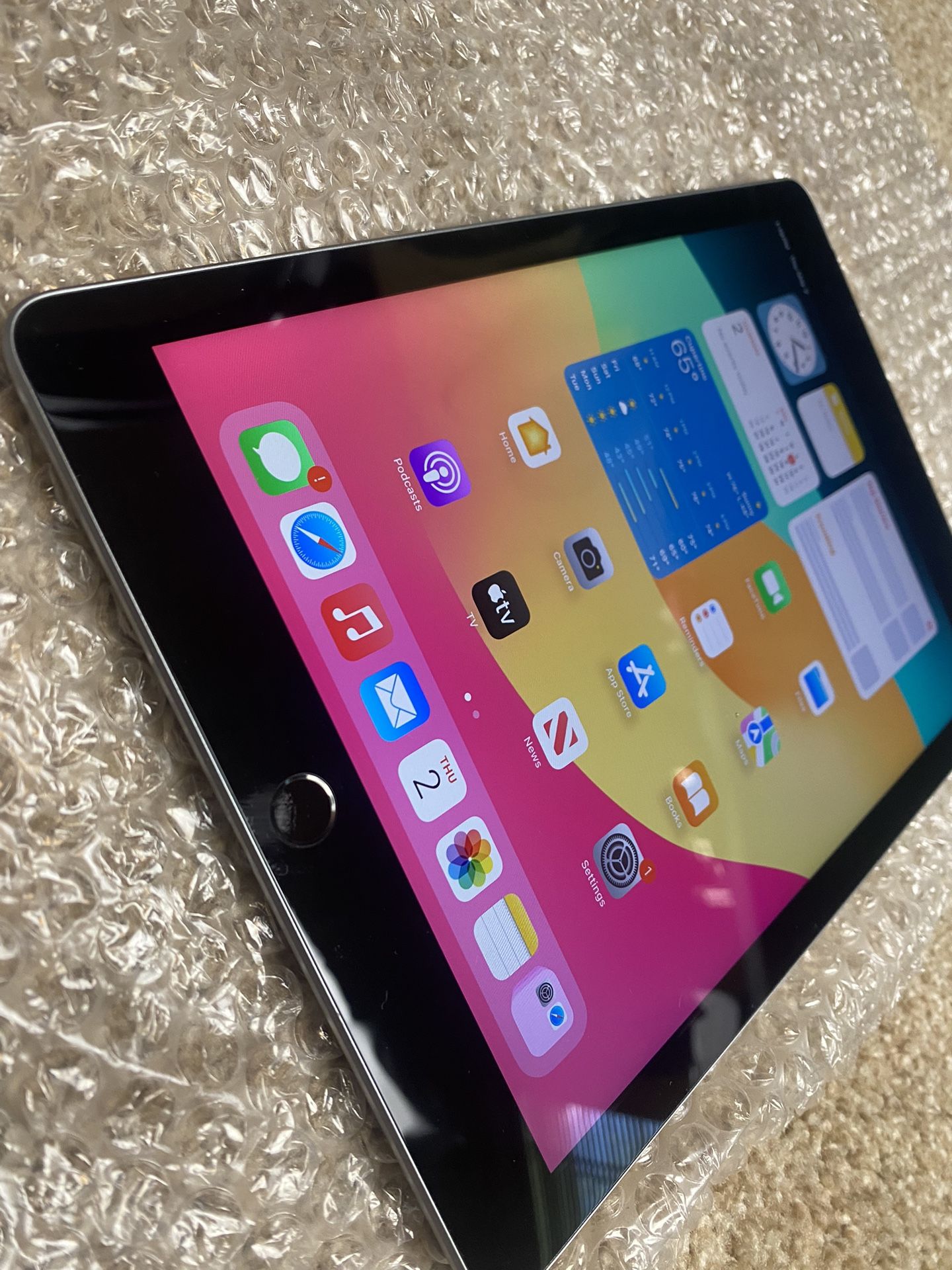 Apple IPad Like New + SimCard support!