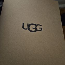 UGG.   Size 5