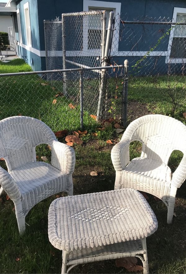 White wicker patio set for Sale in Fort Lauderdale, FL - OfferUp