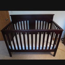 Graco Convertible Crib + 2 mattresses