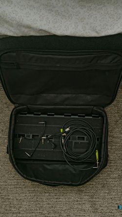 Pedalboard with cords and case