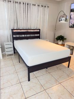 SE VENDE HERMOSA CAMA QUEEN COMPLETA CON COLCHÓN