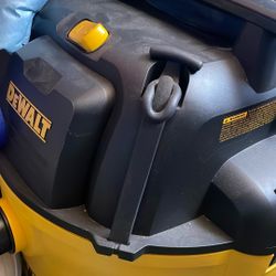 DeWalt 12 Gal. 5.5 HP Poly Wet/Dry Vacuum 