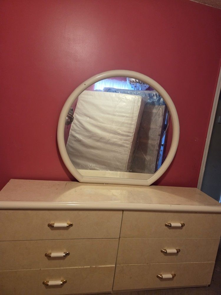 5Piece Bedroom Set Yellow And Gold (2 nightstands,Headboard, Dresser,mirror) Used