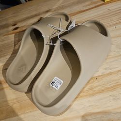 Yeezy Slides  size 10