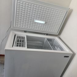 Chest Freezer – Works Great – Deep Storage – Clean