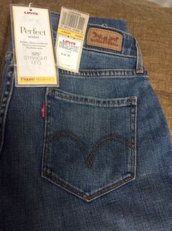 Woman's LEVI's Perfect Waist Straight Leg, Misses 4 short NEW!