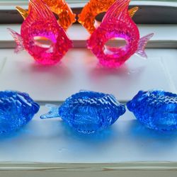 Vintage set of 11 translucent lucite napkin rings shaped like angel kissing fish. 