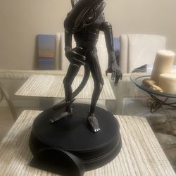 2005 Pallisade Alien Statue