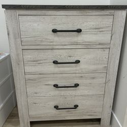 4-Drawer Wood Dresser – Excellent Condition