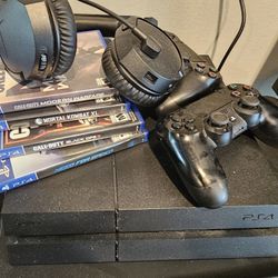 Sony PS4 2x Controllers 4x Games & Headset
