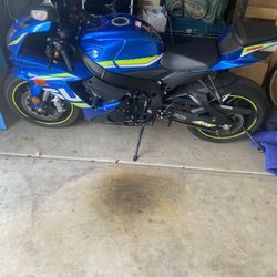 Motorcycle Gsxr (contact info removed)  With Charger Clean Title 