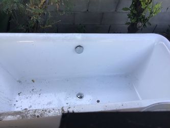 White Freestanding Bathtub with Chrome Drain