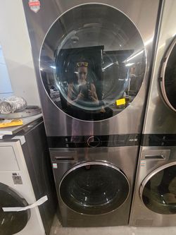 New LG WashTower w/ Center Control 4.5 cu ft Front Load Washer & 7.4 cu ft Dryer w/TurboSteam