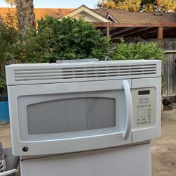 GE Microwave  Good Work Condition Missing  Glass Plate $30 OBO.