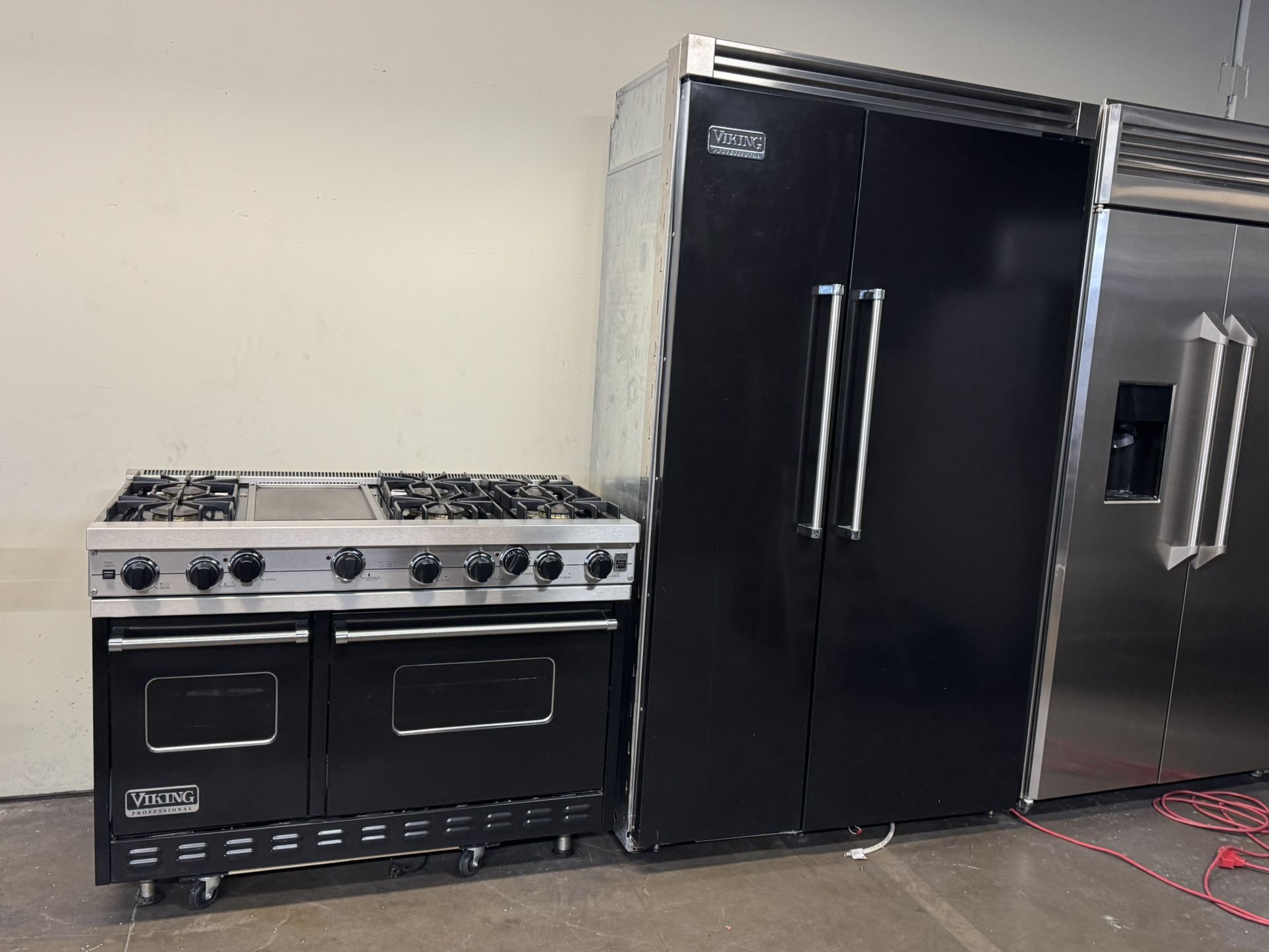 Viking 48” Black Gloss Built In Refrigerator Viking 48” Black Gloss Gas Range Stove