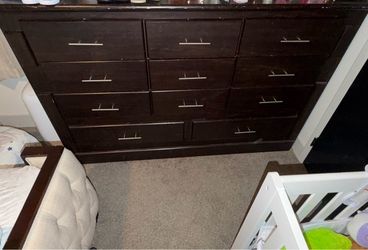11 drawers dresser , good condition, minor scratchers