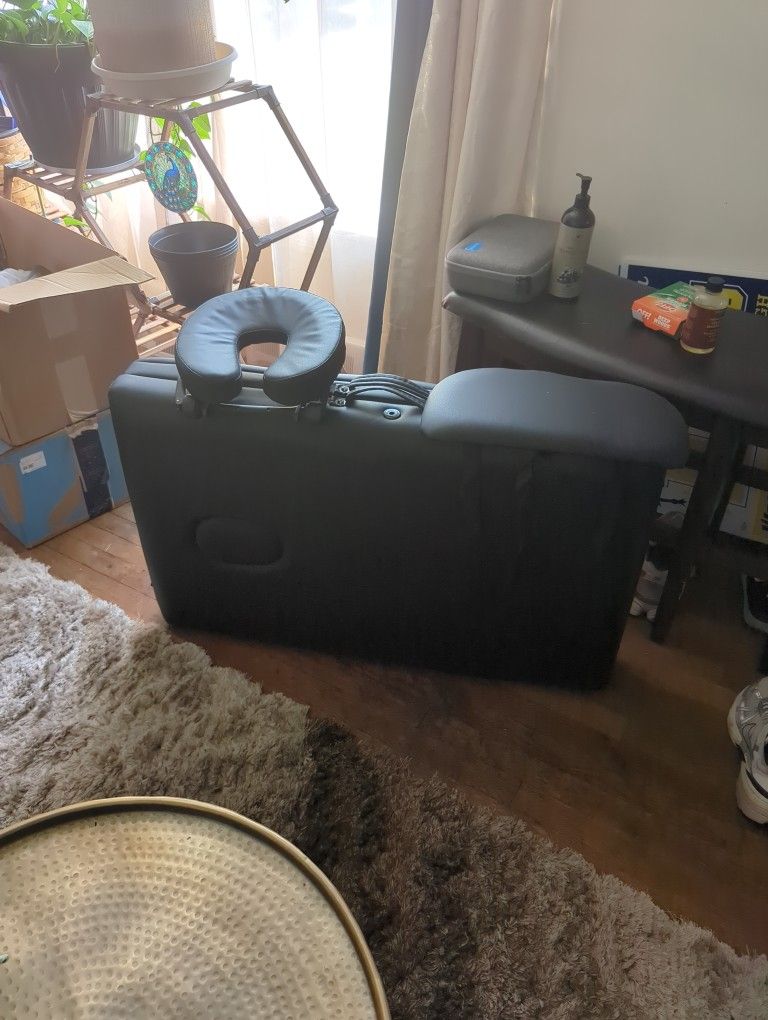Massage table 250 Lbs Weight Limit