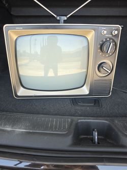 RETRO VINTAGE 13" BLACK AND WHITE