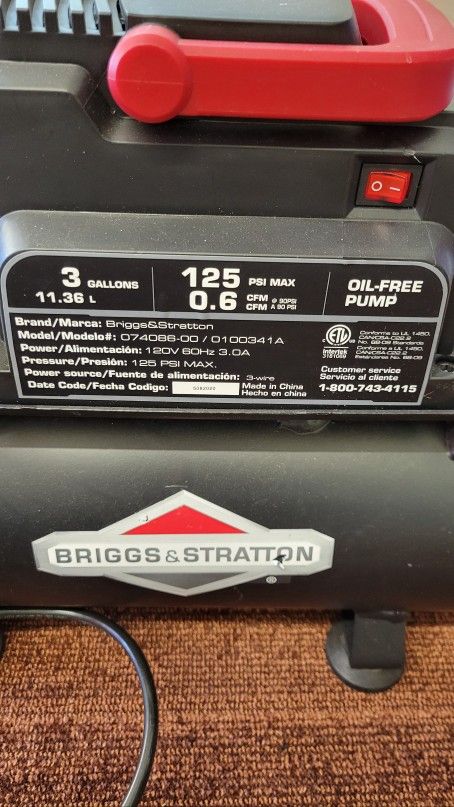 Briggs & Stratton 3 Gallon Air Compressor with 8 Piece Accessory Kit