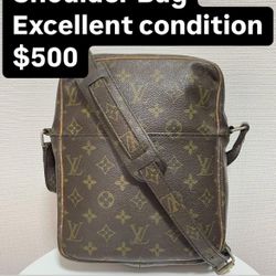 LV CROSS BODY/ Shoulder Bag Excellent condition $500
