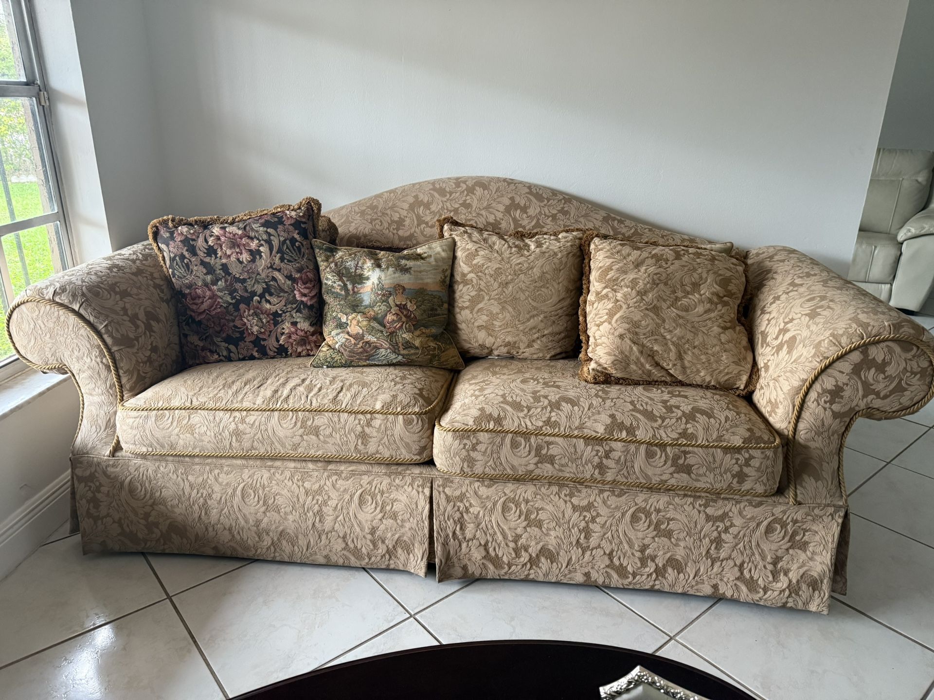 Traditional Classic English Roll Arm sofa