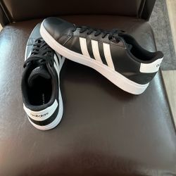 Adidas Woman Size 6 Black And White Like New