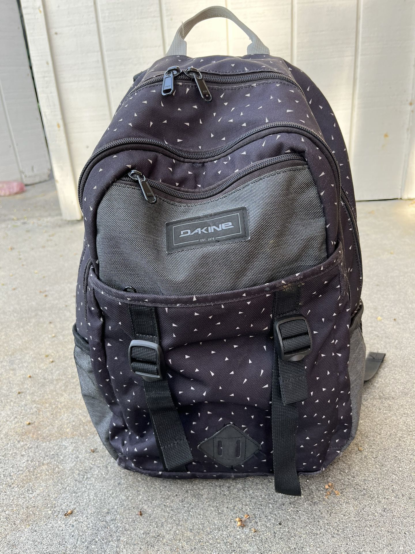 DAKINE Shoulder Strap Backpack With Zipper Pockets
