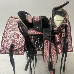 Nueva Montura Charra Bordada Con Cantinas Cuadradas 