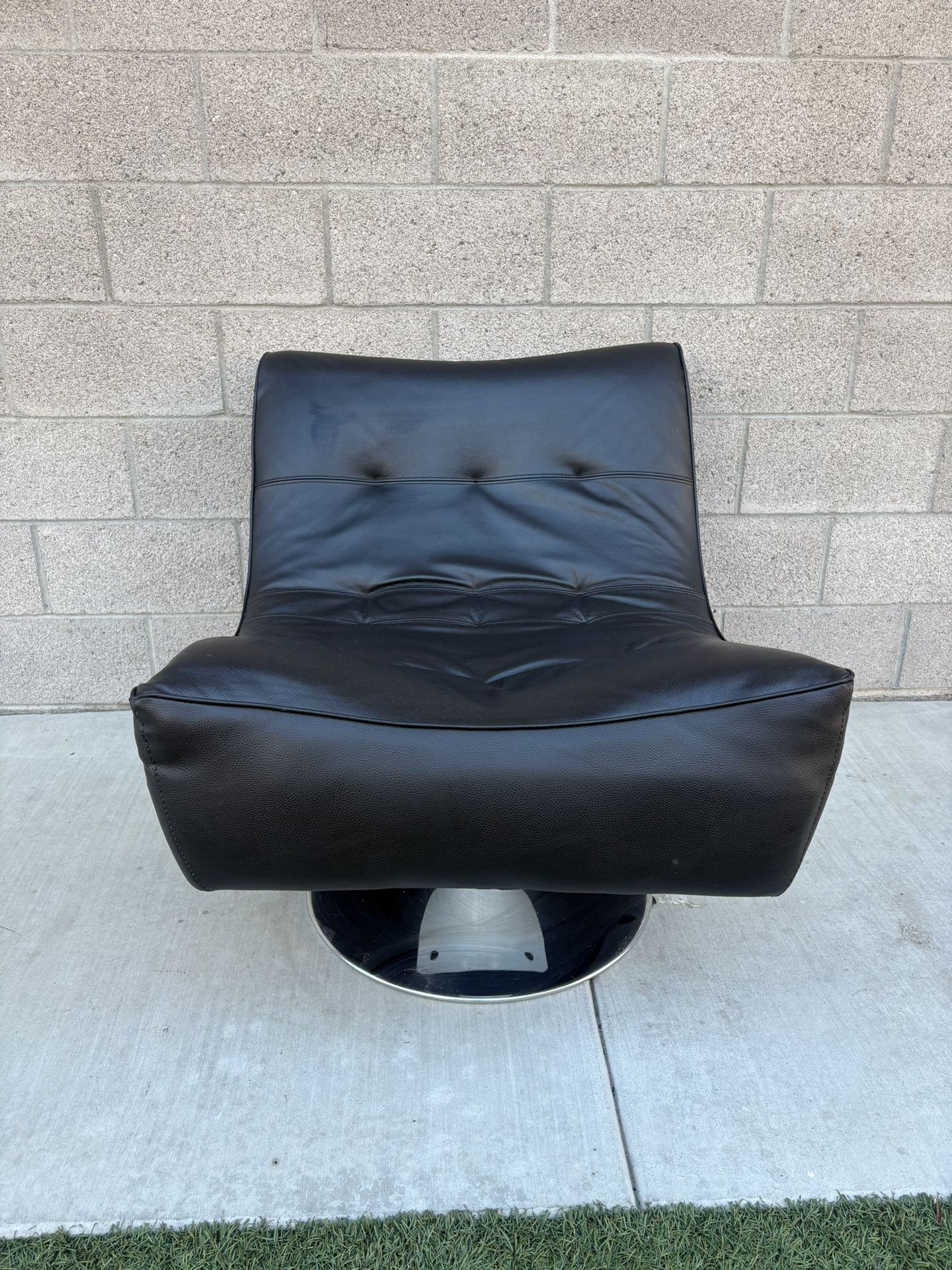 Black leather lounge Chair