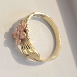 Women Gold 14k Ring.  Size 7 1/2
