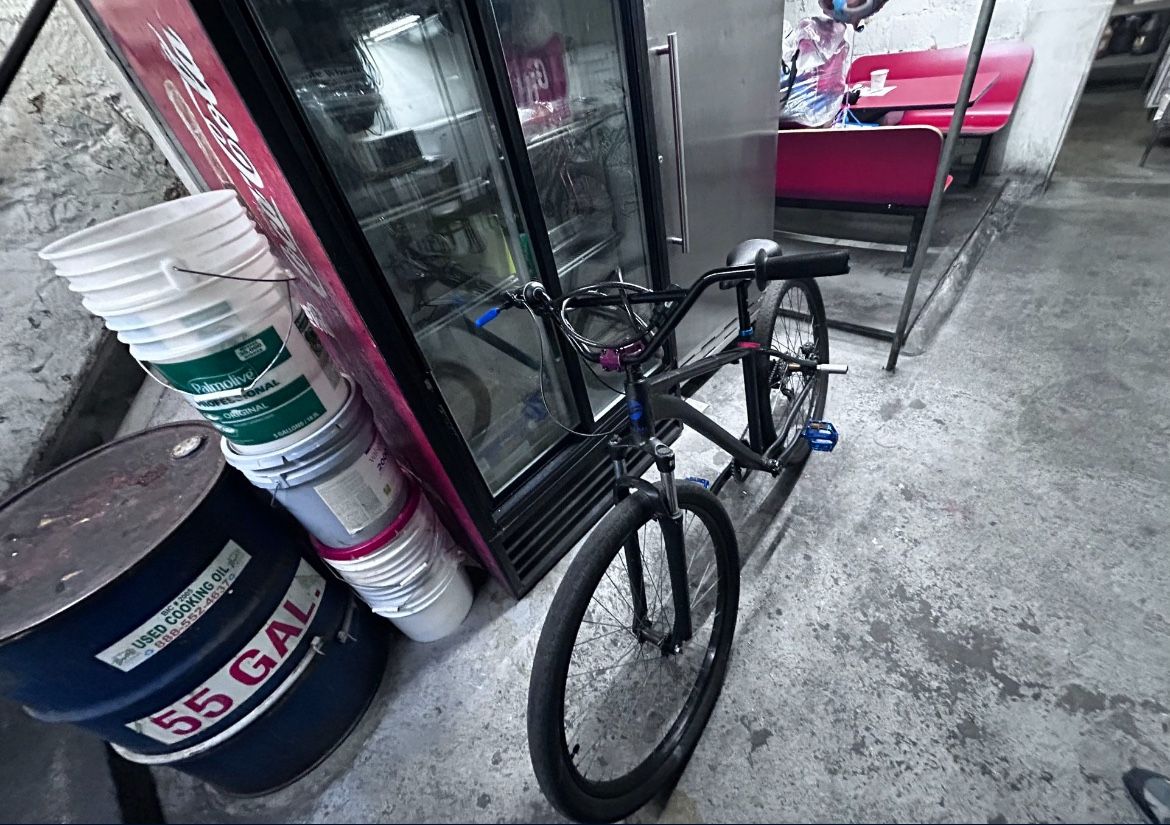 Moutain/wheelie Giant Bike