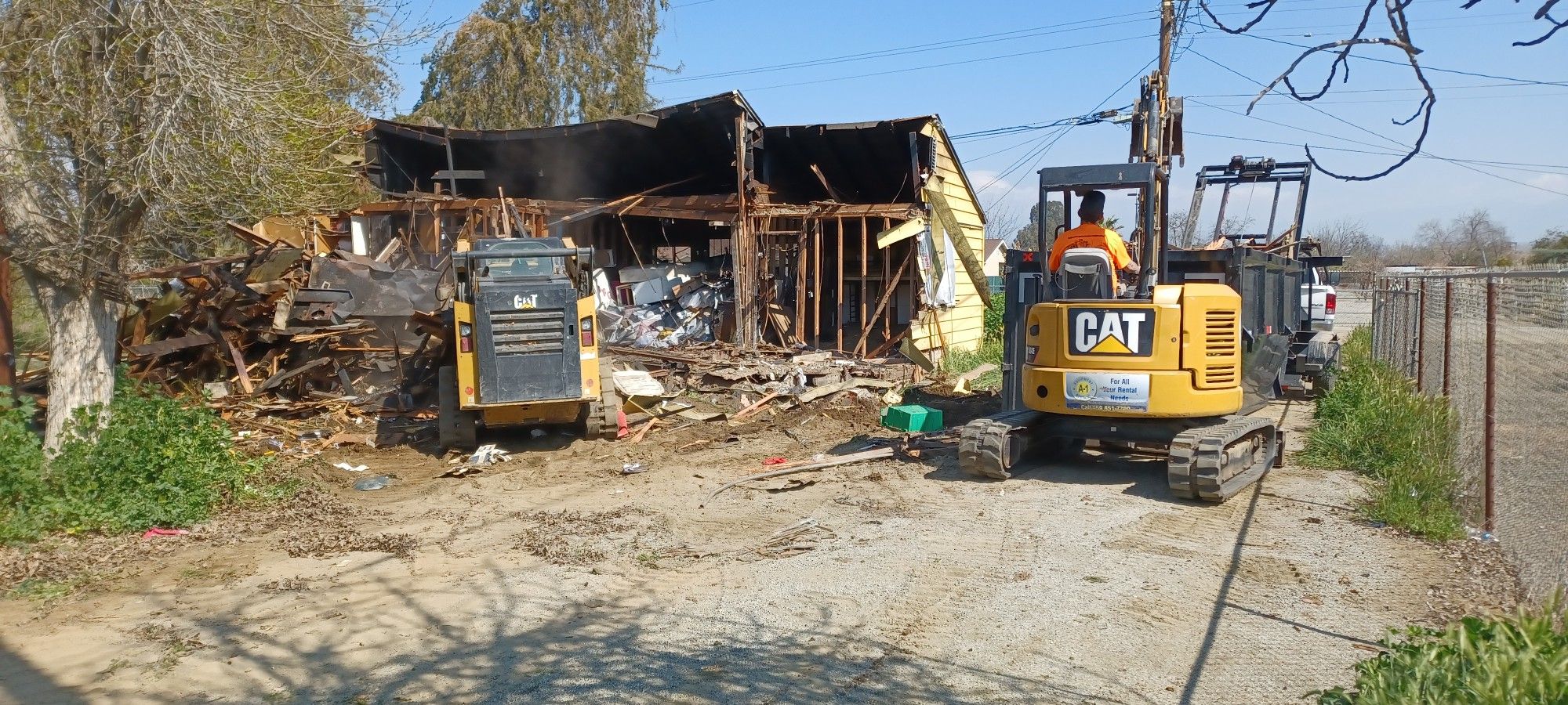 388 D E E R Bobcat Skid Dump Trailer