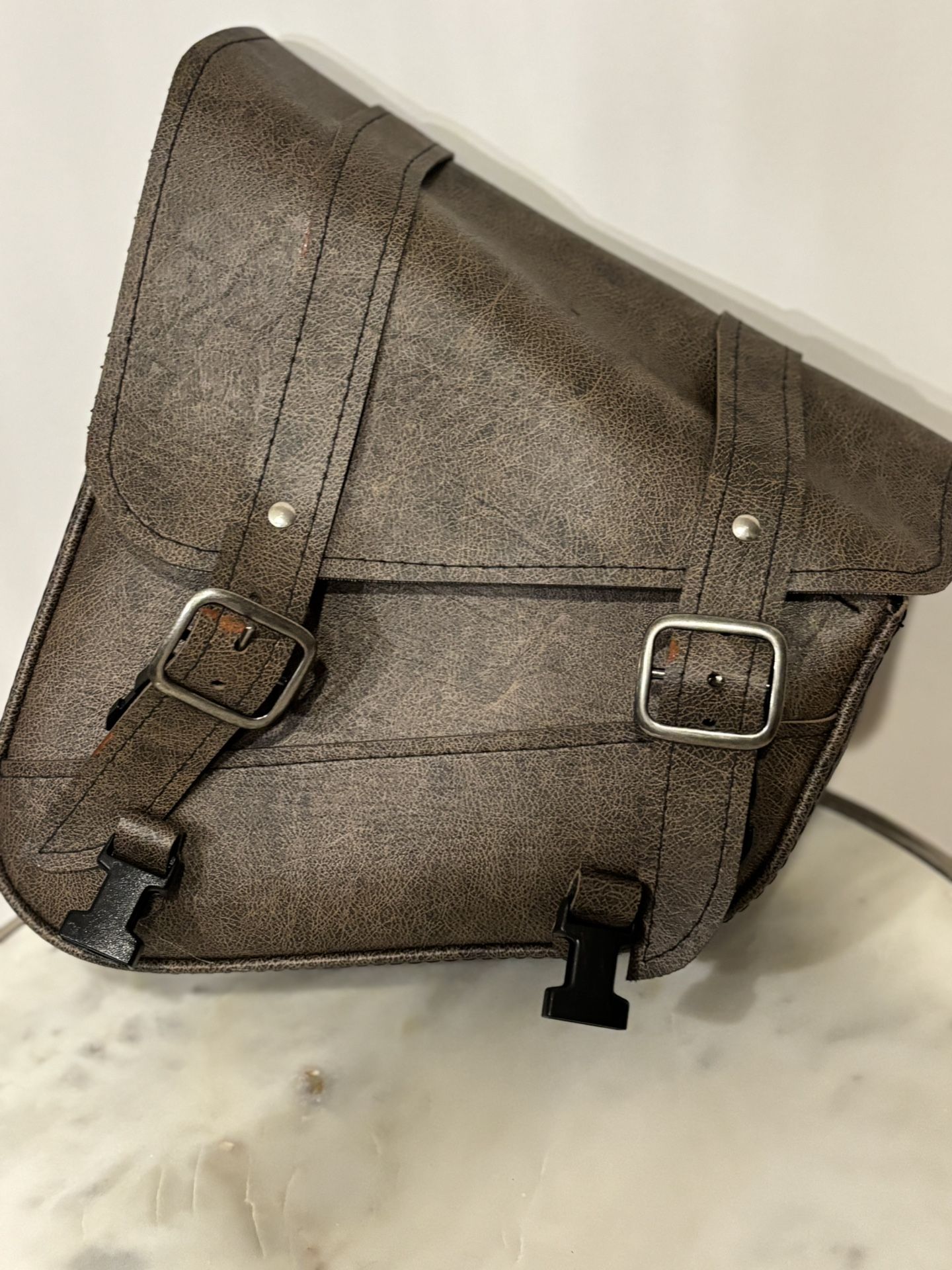 Willie & Max Leather Swing Arm Bag. Very Good Condition