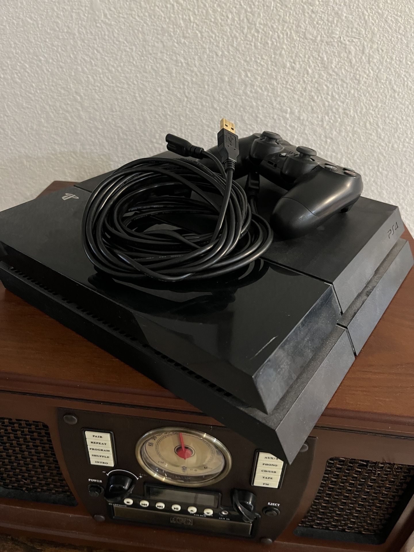 PS4 w Controller And Cords