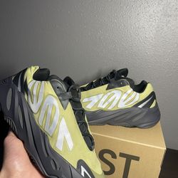Yeezy 700 MVNM Size 8.5