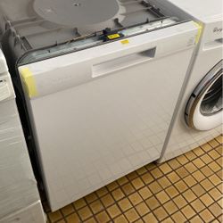 New Hotpoint White Dishwasher 
