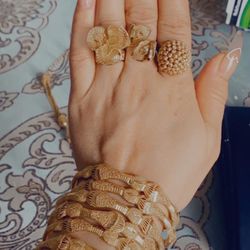 21k/750 Gold Rings It’s Very Beautiful And The Flower Ring Too Each Ring $300  Thumbnail