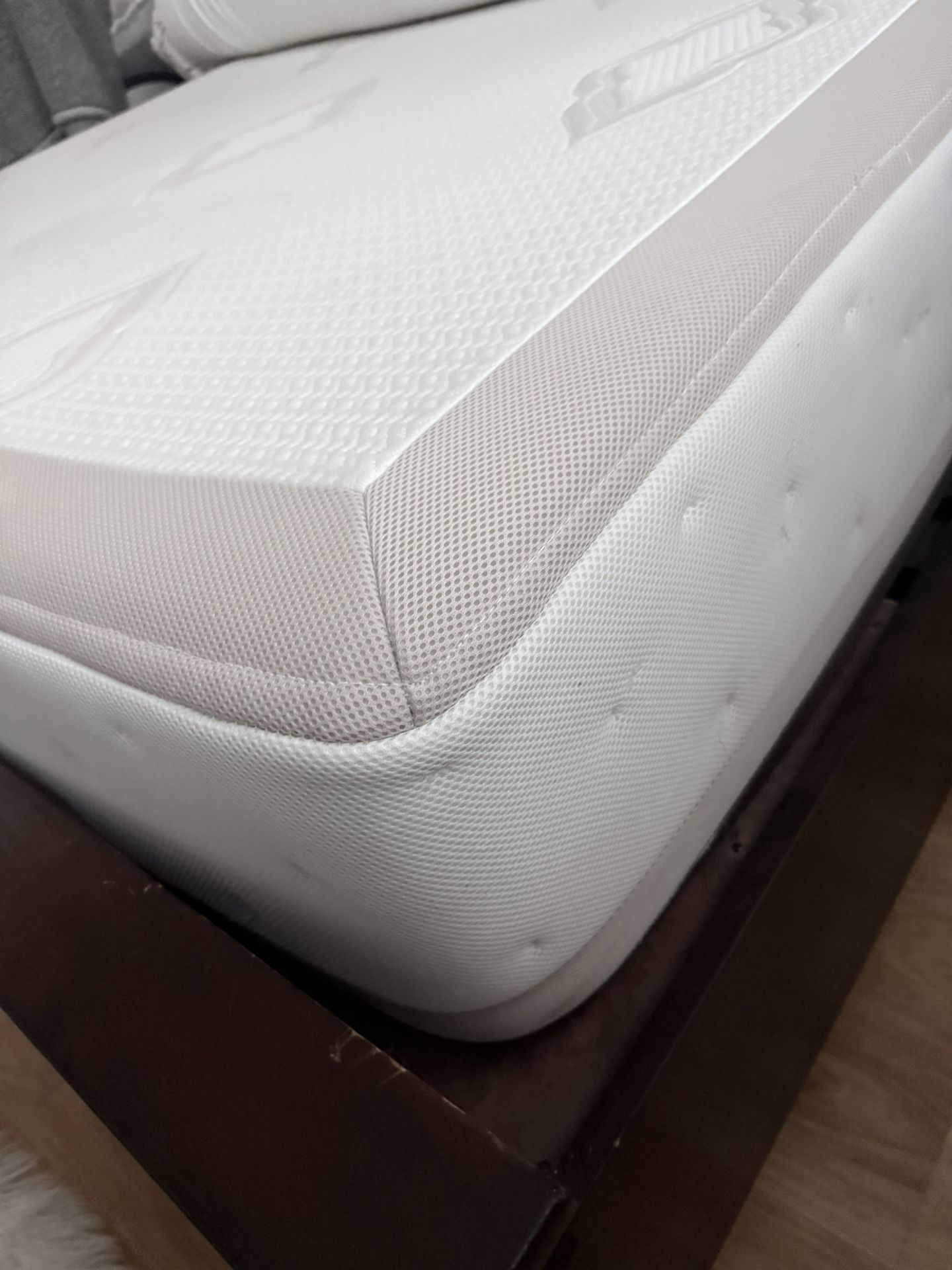 Free queen Simmons Beautyrest 12” Medium firm Mattress